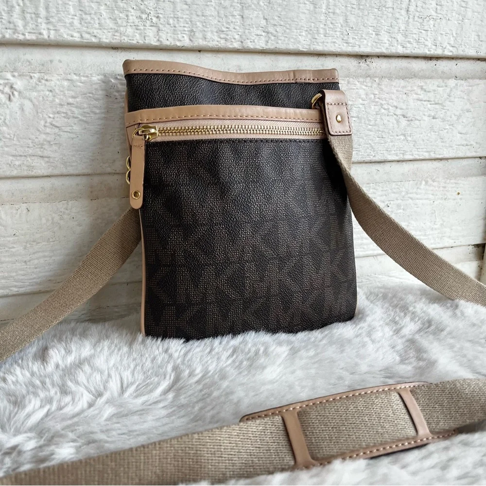 MICHAEL KORS Signature Jet Set Y2K Crossbody Bag Signature Voyager Traveller